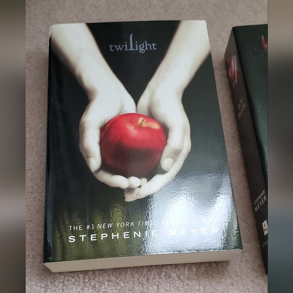 Twilight series books 4 Saga - Picture 3 of 6